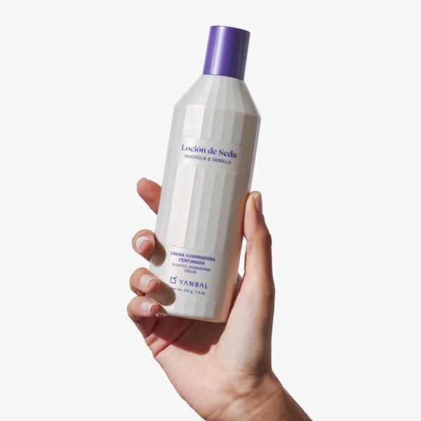 Loción iluminadora perfumada de Seda Magnolia y Vainilla, 210g